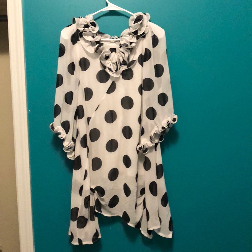 GORGEOUS black and white polkadot swing top🖤